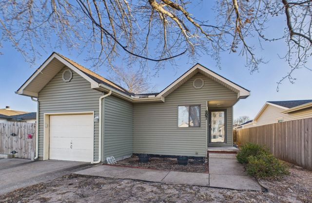 907 E Idlewild Dr, Wichita, KS 67216