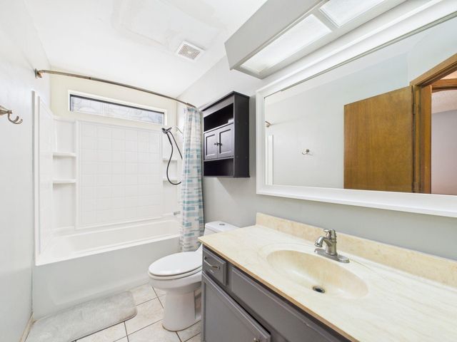 907 E Idlewild Dr, Wichita, KS 67216