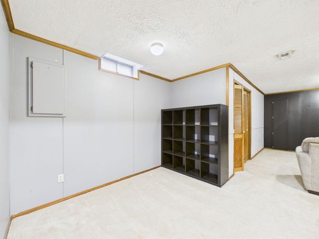 907 E Idlewild Dr, Wichita, KS 67216