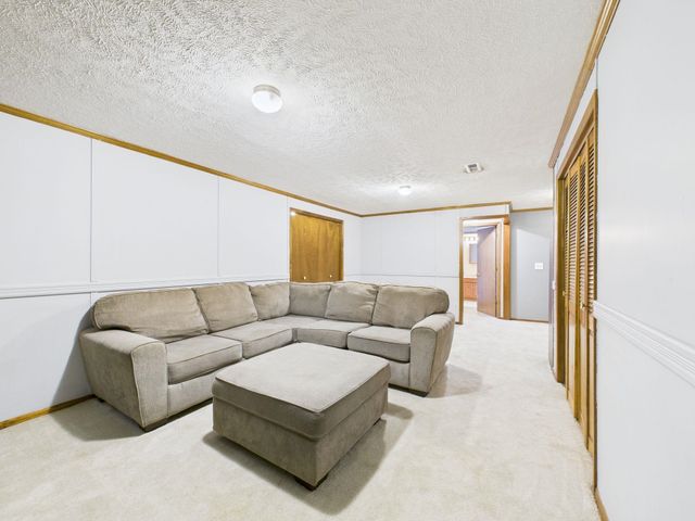 907 E Idlewild Dr, Wichita, KS 67216