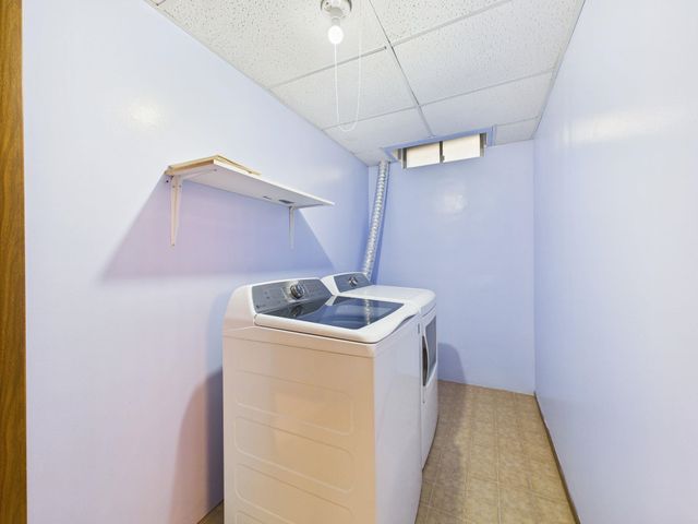 907 E Idlewild Dr, Wichita, KS 67216