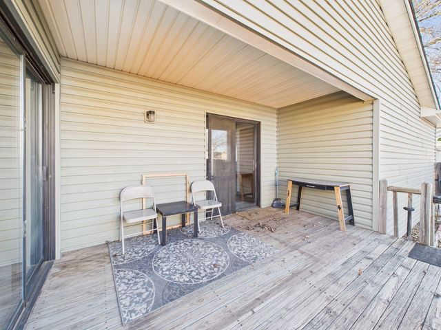 907 E Idlewild Dr, Wichita, KS 67216