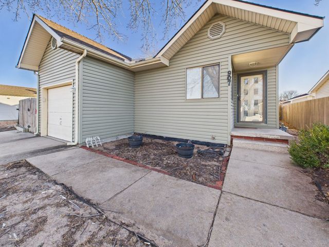 907 E Idlewild Dr, Wichita, KS 67216
