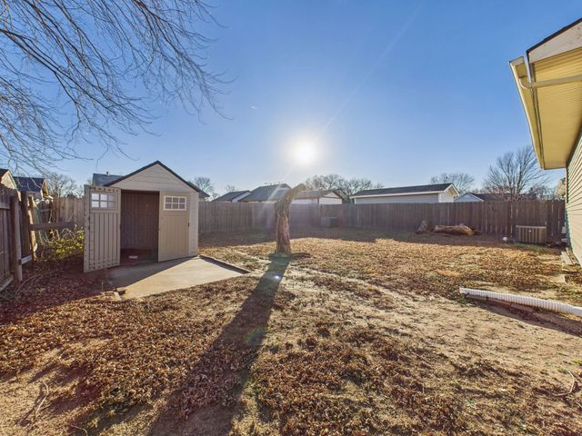 907 E Idlewild Dr, Wichita, KS 67216