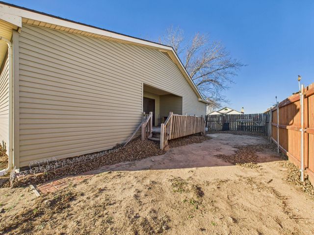 907 E Idlewild Dr, Wichita, KS 67216