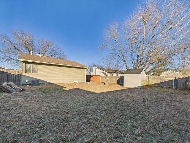 907 E Idlewild Dr, Wichita, KS 67216