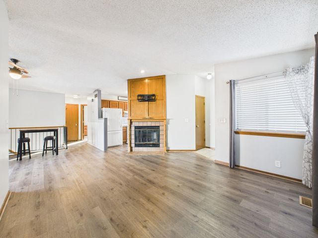 907 E Idlewild Dr, Wichita, KS 67216