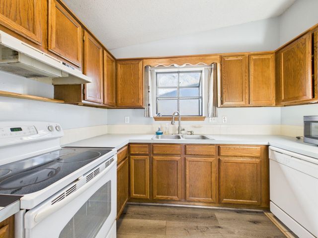 907 E Idlewild Dr, Wichita, KS 67216