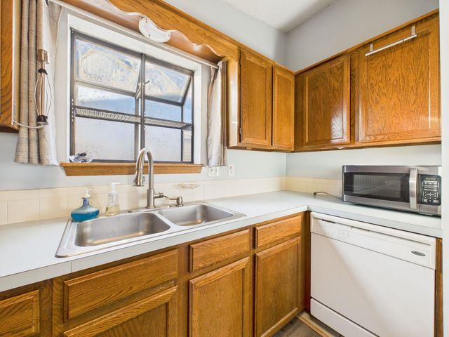 907 E Idlewild Dr, Wichita, KS 67216