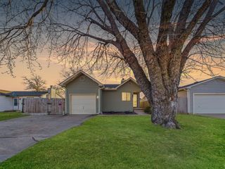 907 E Idlewild Dr, Wichita, KS 67216