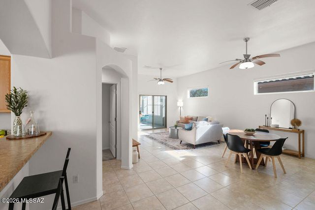 351 E Calle Nacrita, Green Valley, AZ 85614