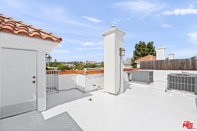 1338 Yale Street D, Santa Monica, CA 90404