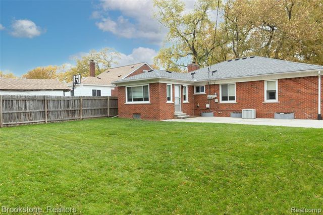 22130 Mauer Street, Saint Clair Shores, MI 48080