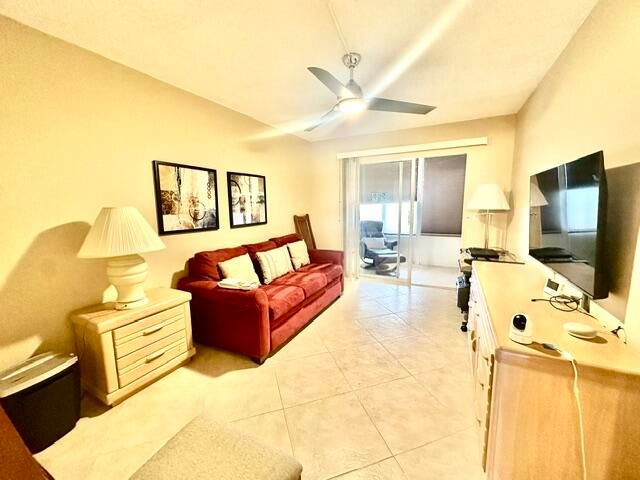 1049 Lincoln C, Boca Raton, FL 33434