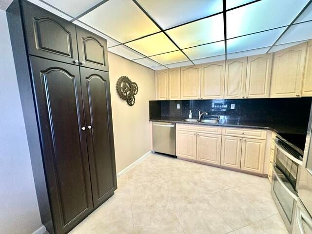 1049 Lincoln C, Boca Raton, FL 33434
