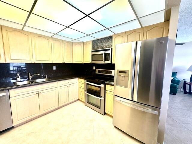 1049 Lincoln C, Boca Raton, FL 33434