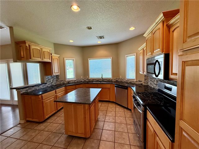4214 N Meadow View Drive, Fayetteville, AR 72703
