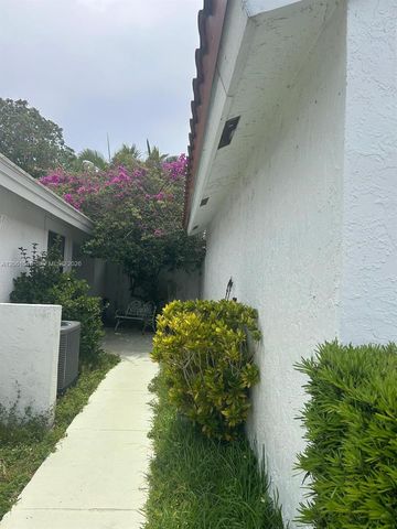 5901 Chester Ln, Davie, FL 33331