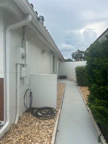5901 Chester Ln, Davie, FL 33331