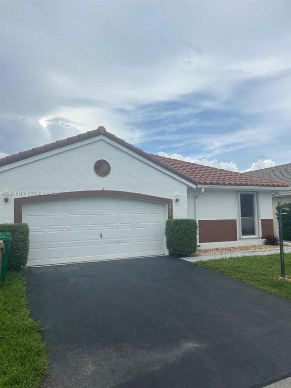 5901 Chester Ln, Davie, FL 33331