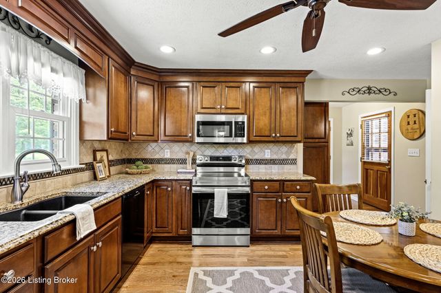 3718 Echo Valley Cir, La Grange, KY 40031