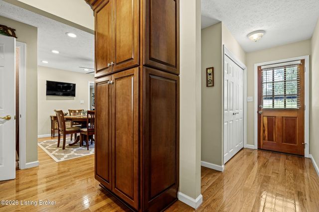 3718 Echo Valley Cir, La Grange, KY 40031
