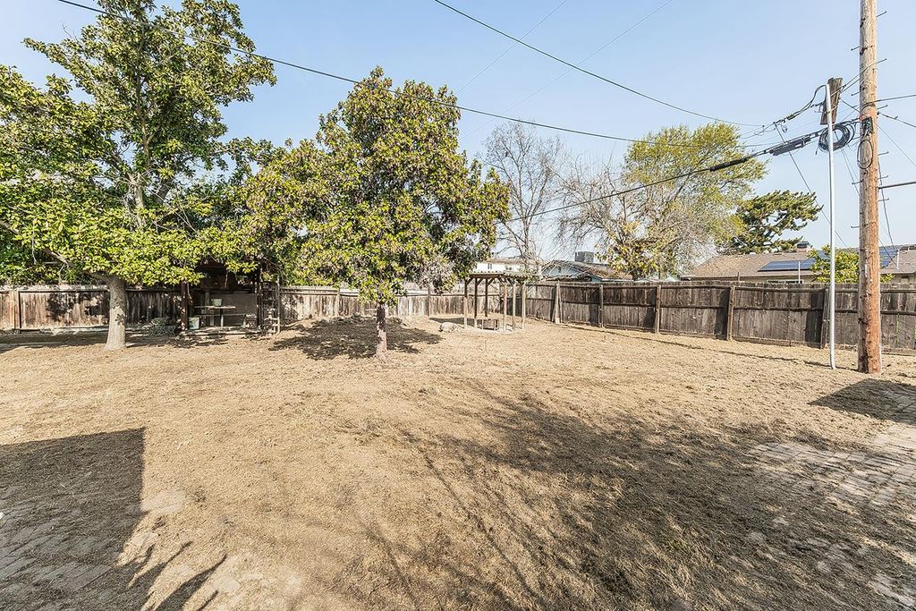Image 27 of property listing at 1436 S Fairway Street, Visalia, CA 93277