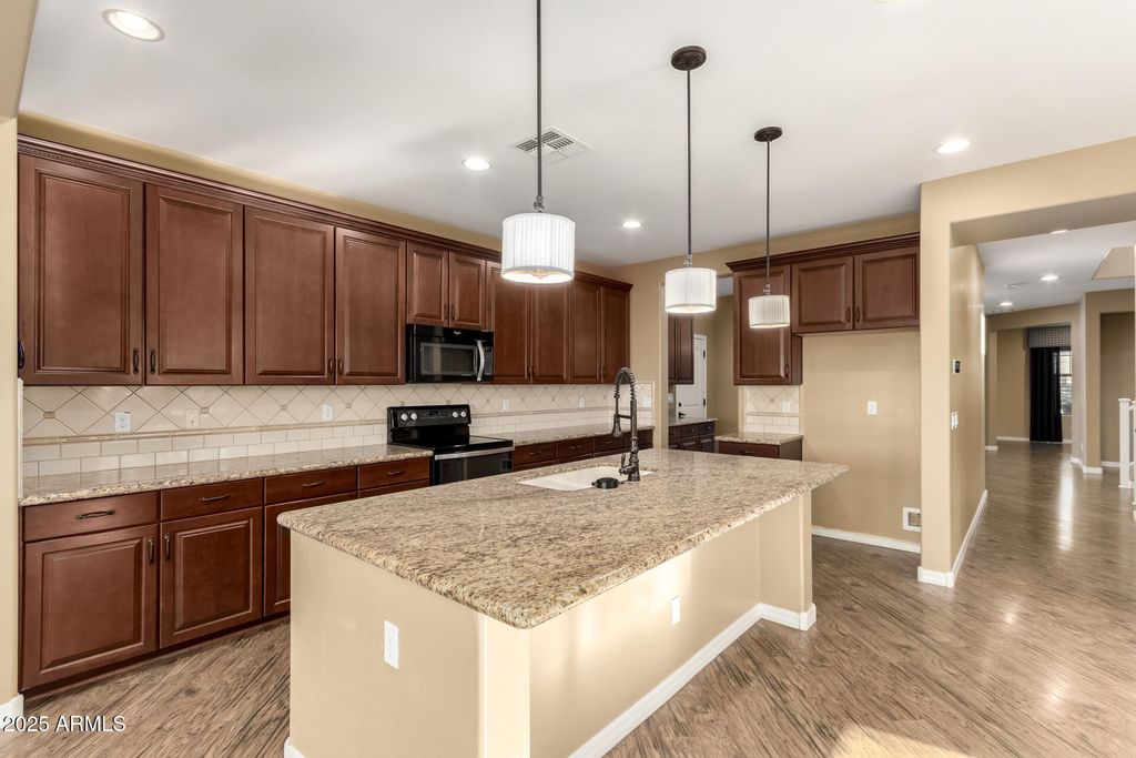 Image 10 of property listing at 3760 W LAPENNA Drive, Phoenix, AZ 85087