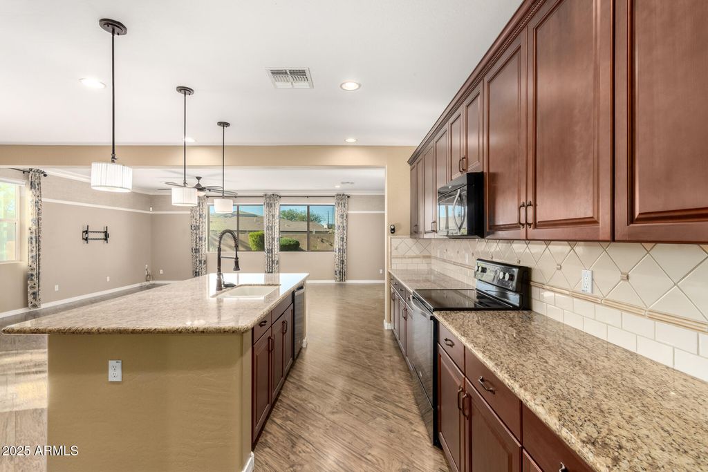 Image 11 of property listing at 3760 W LAPENNA Drive, Phoenix, AZ 85087