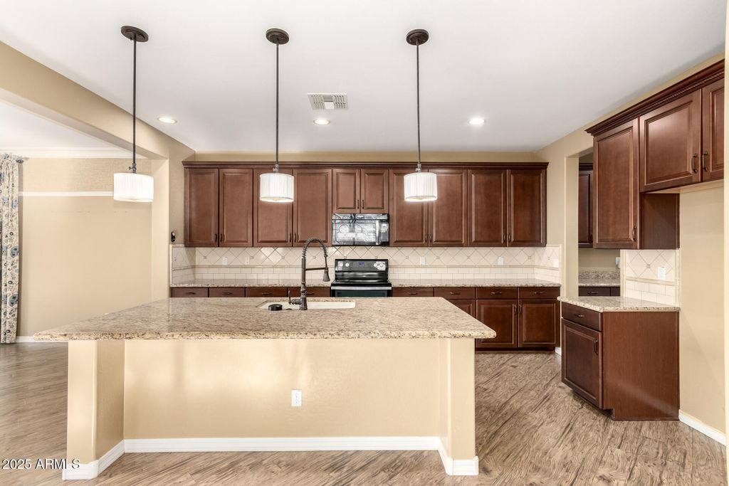 Image 12 of property listing at 3760 W LAPENNA Drive, Phoenix, AZ 85087