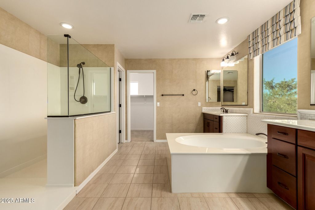 Image 18 of property listing at 3760 W LAPENNA Drive, Phoenix, AZ 85087