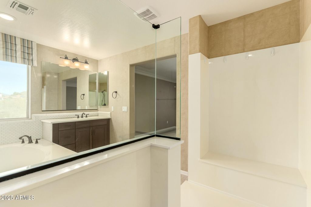 Image 19 of property listing at 3760 W LAPENNA Drive, Phoenix, AZ 85087