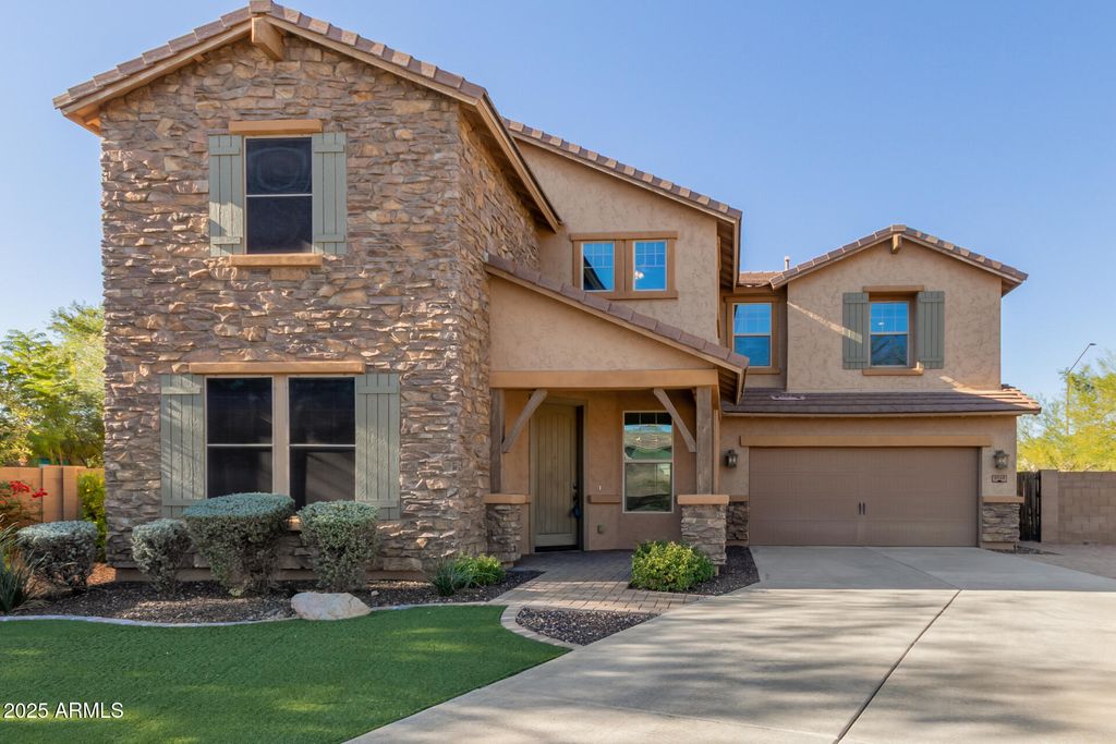 Image 2 of property listing at 3760 W LAPENNA Drive, Phoenix, AZ 85087