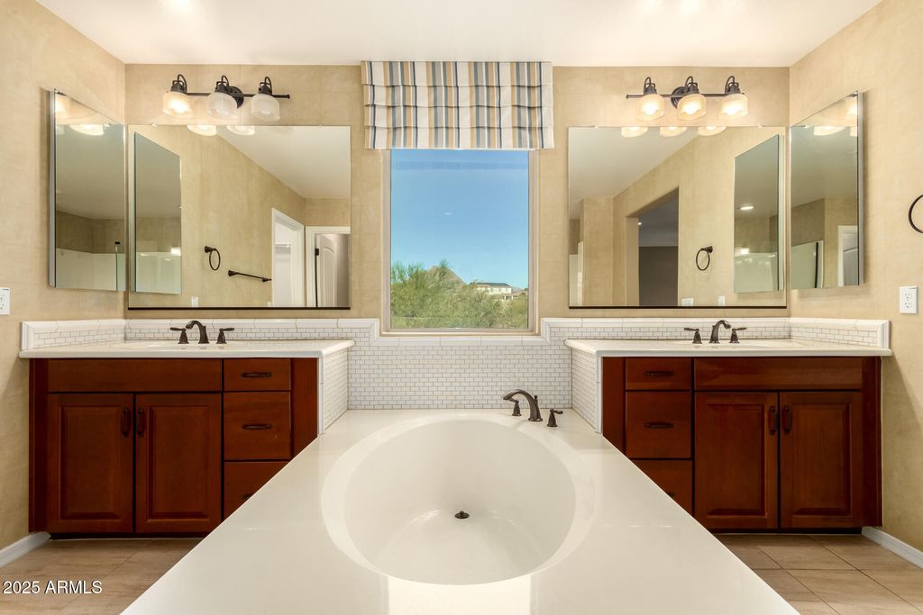 Image 20 of property listing at 3760 W LAPENNA Drive, Phoenix, AZ 85087
