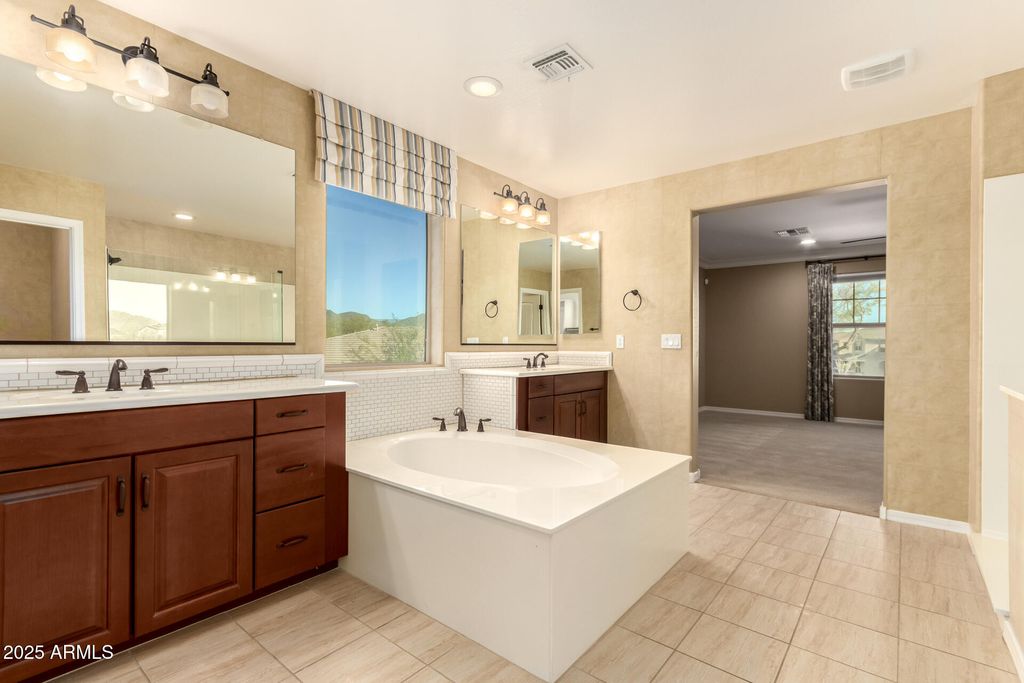 Image 21 of property listing at 3760 W LAPENNA Drive, Phoenix, AZ 85087