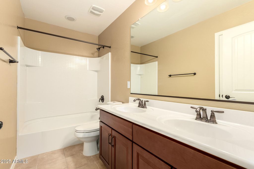 Image 24 of property listing at 3760 W LAPENNA Drive, Phoenix, AZ 85087