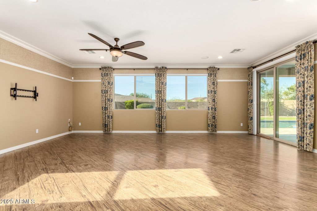 Image 7 of property listing at 3760 W LAPENNA Drive, Phoenix, AZ 85087