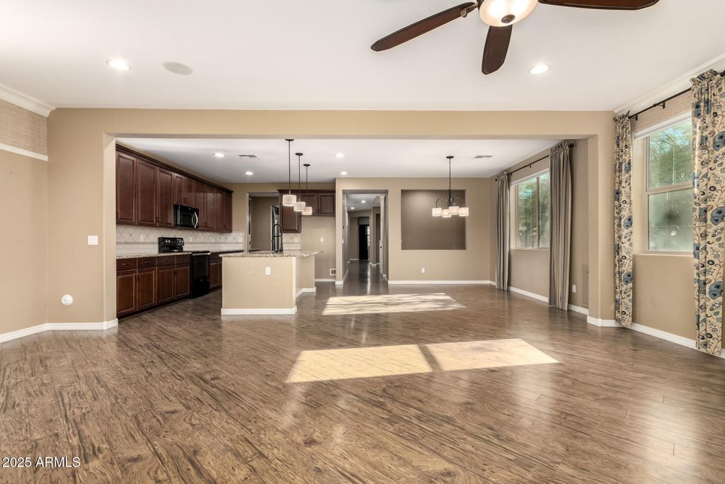 Image 8 of property listing at 3760 W LAPENNA Drive, Phoenix, AZ 85087
