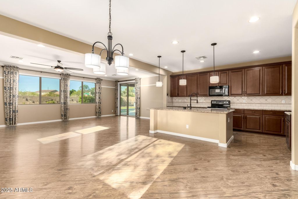 Image 9 of property listing at 3760 W LAPENNA Drive, Phoenix, AZ 85087
