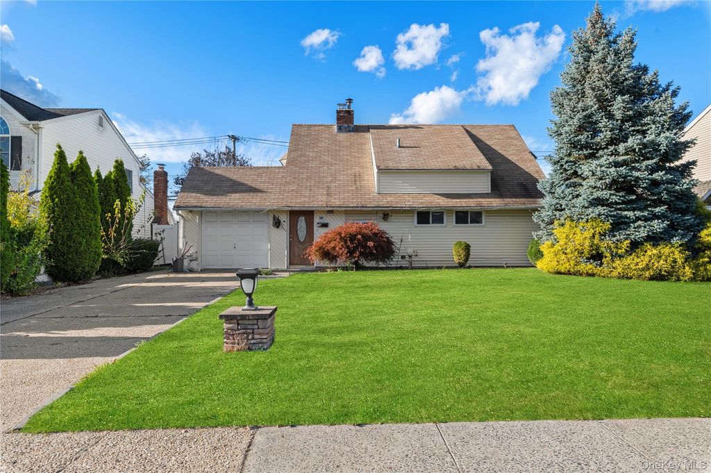 18 Pilgrim Lane, Westbury, NY 11590