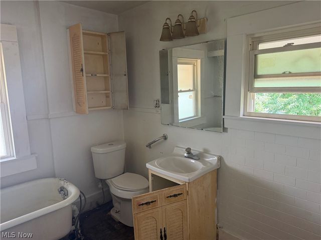 1049 W 12th Street, Lorain, OH 44052