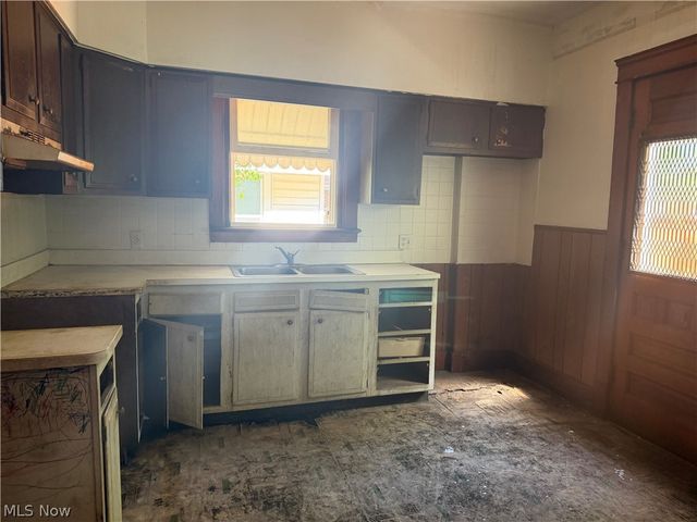 1049 W 12th Street, Lorain, OH 44052