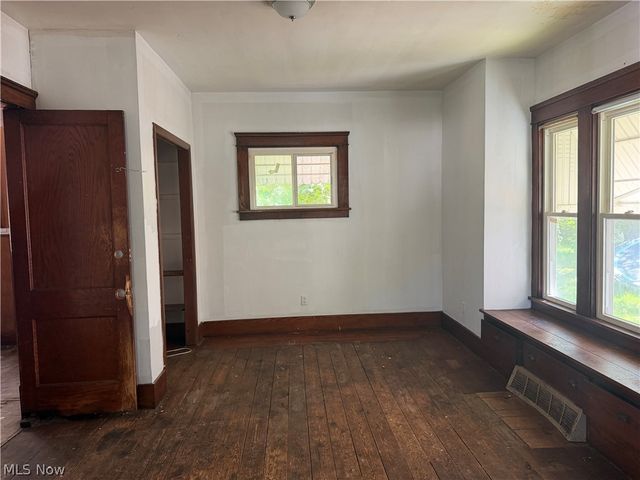 1049 W 12th Street, Lorain, OH 44052