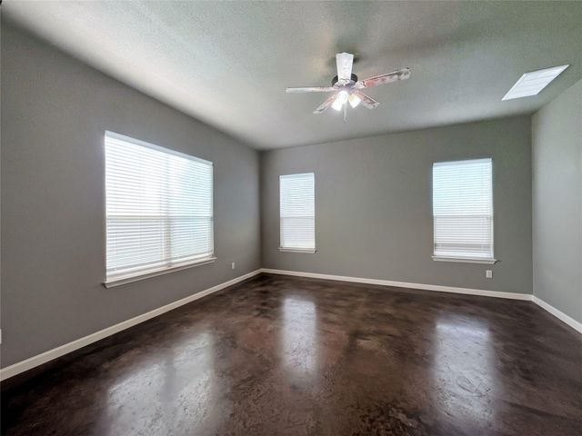 292 Cardinal DR, Paige, TX 78659