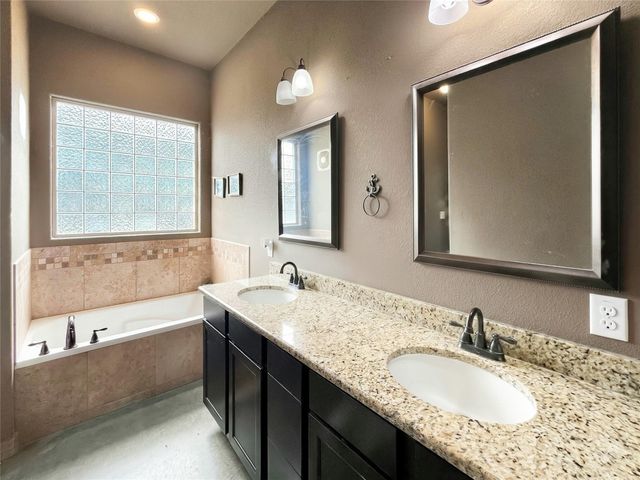 292 Cardinal DR, Paige, TX 78659