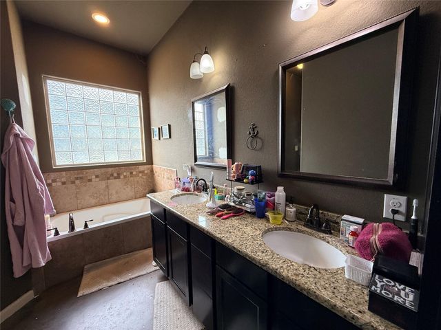 292 Cardinal DR, Paige, TX 78659