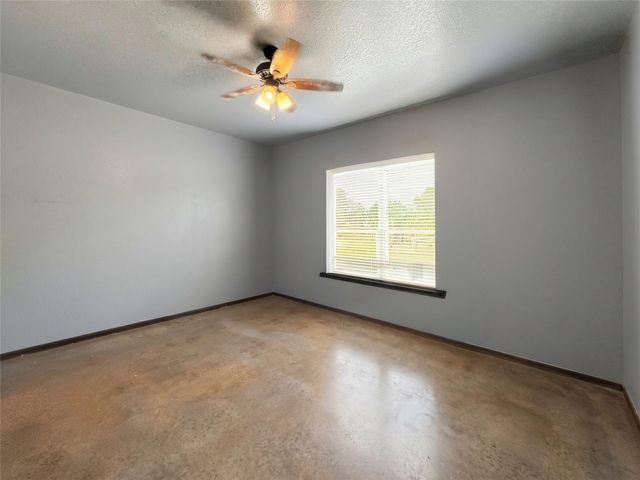 292 Cardinal DR, Paige, TX 78659