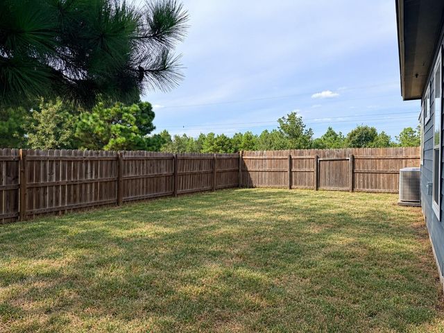 292 Cardinal DR, Paige, TX 78659
