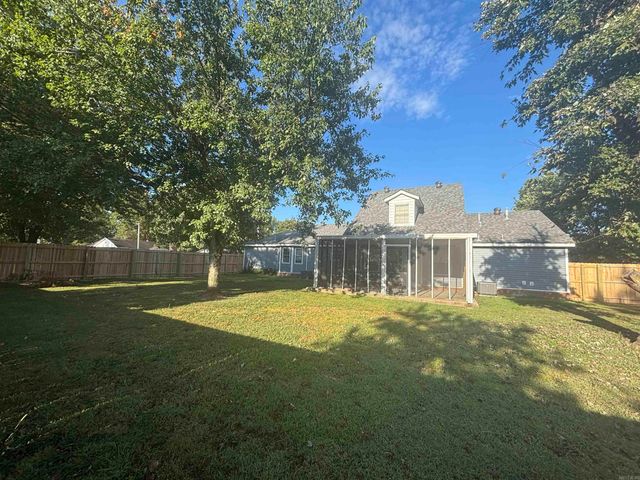 100 Charleston Drive, Walnut Ridge, AR 72476