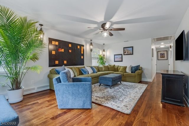 4 Hillcrest Ave, Mendham Boro, NJ 07945